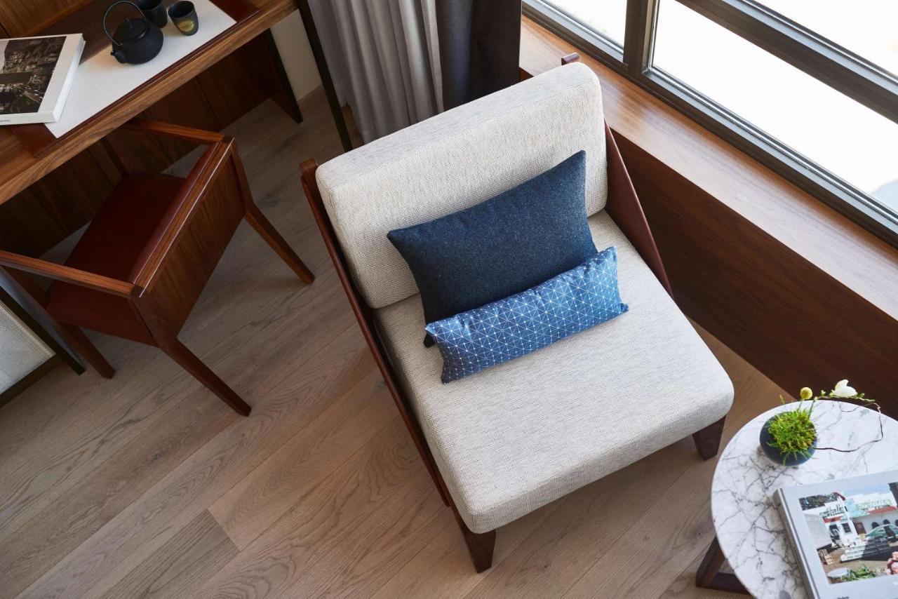 Nobu Hotel Barcellona Esterno foto A chair with cushions