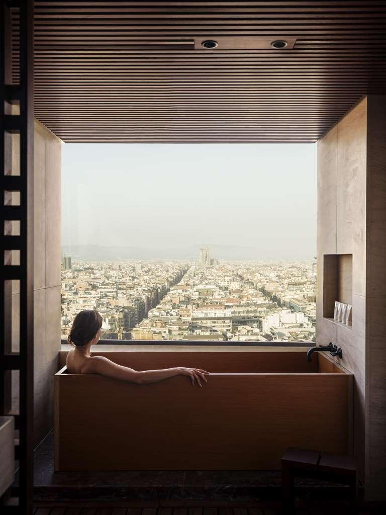 Nobu Hotel Barcellona Esterno foto A woman in a bathtub